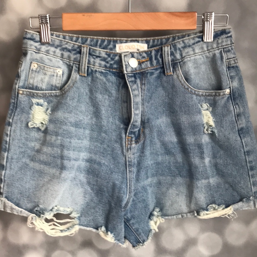 NWT Cloud Ten Womens distressed denim mom short. Size Medium.
